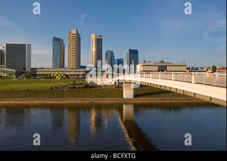 Neris Fluß und moderne Skyline Vilnius Litauen Stockfoto