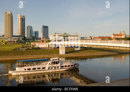 Neris Fluß und moderne Skyline Vilnius Litauen Stockfoto