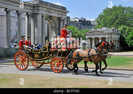 Sonniger Sommertag im Hyde Park, London, historisches Pferd, Landau-Kutsche geöffnet, zwei Kutscher und Passagier, England UK Stockfoto