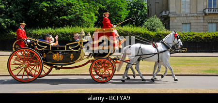 Sonniger Sommertag im Hyde Park, London, historisches Pferd, die Landau-Kutsche geöffnet, mit zusammengefalteten Abdeckungen, zwei Kutscher und Passagiere England UK Stockfoto