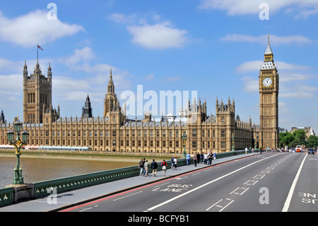 London Westminster Bridge über die Themse mit Häusern des Parlaments waterside Fassade frei von Gerüsten Victoria Tower flag & Big Ben Clock Tower Stockfoto