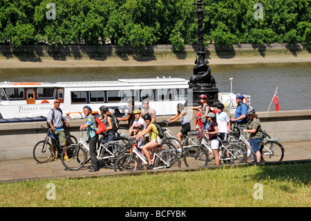 Gruppe von Radfahrern auf geführten Stadtrundfahrt neben Themse bei Lambeth Stockfoto