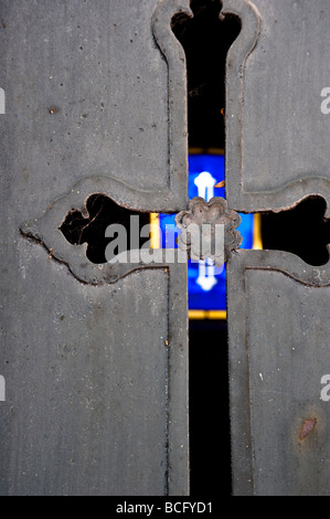 Detailansicht einer Krypta Tür die Buntglasfenster im Inneren auf. Friedhof Montparnasse. Paris, Frankreich. Stockfoto