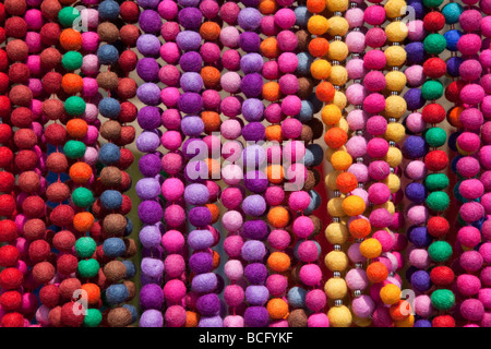Bunten Stoff Perlen Halsketten auf Markt Sineu Mallorca Spanien Stockfoto