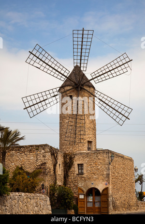 Windmühle befestigt an einem Restaurant Sineu Mallorca-Spanien Stockfoto