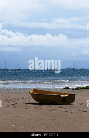 gelbe Ausschreibung gestrandet bei Abersoch keine 2734 Stockfoto