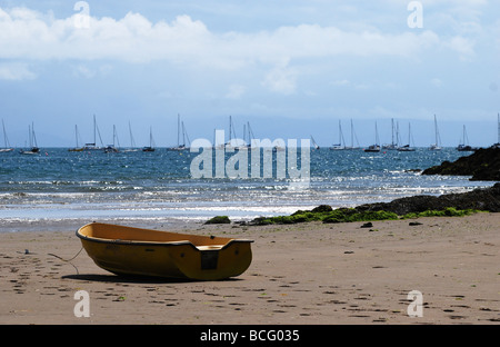 gelbe Ausschreibung gestrandet bei Abersoch keine 2736 Stockfoto