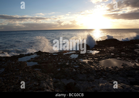 Sonnenuntergang über den Rand des Koolina Lagunen auf der Insel Oahu in Hawaii. Stockfoto