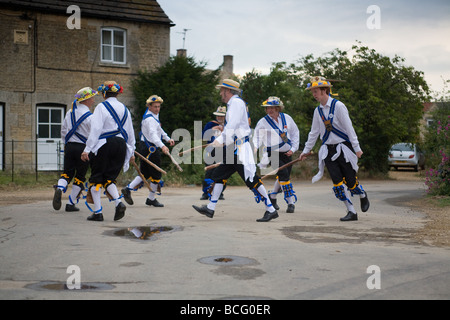 Morris Männer tanzen in die fünf Pferd Schuhe Barholm Lincolnshire England 2009 Stockfoto