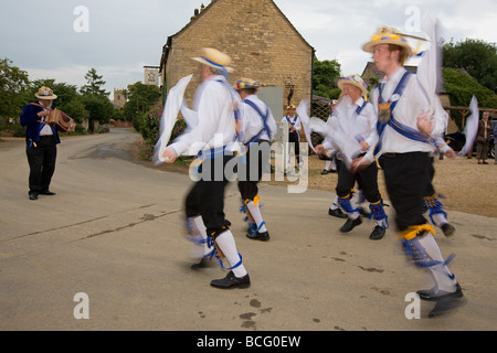 Morris Männer tanzen in die fünf Pferd Schuhe Barholm Lincolnshire England 2009 Stockfoto