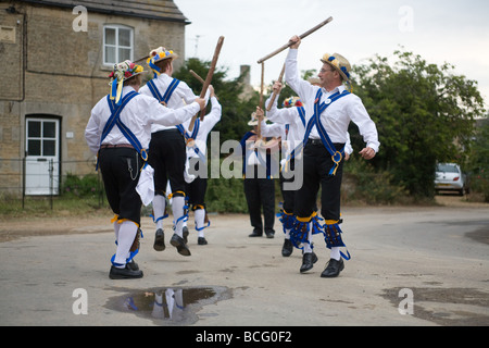 Morris Männer tanzen in die fünf Pferd Schuhe Barholm Lincolnshire England 2009 Stockfoto