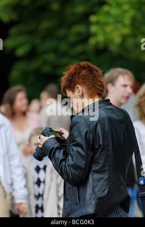 Eine Frau Photograoher überprüft die gemachten Fotos Stockfoto