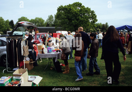 Schnäppchenjäger auf Chelford Flohmarkt am Sonntagmorgen In Cheshire Stockfoto