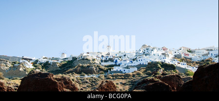 Panoramablick von der berühmten Stadt Oia ia Santorini mit klassischen Kykladen-Architektur in den vulkanischen Caldera-Klippen gebaut Stockfoto