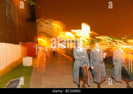 Israel. Drei ultra-orthodoxen Juden ("Haredi") in der Nähe der Mauern der Altstadt von Jerusalem. Stockfoto