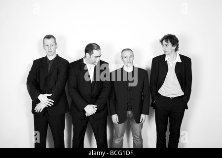 vier Männer-Linie an der Wand Stockfoto