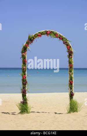 Bogen mit den tropischen Blumen am Strand, Negril, Jamaika Stockfoto
