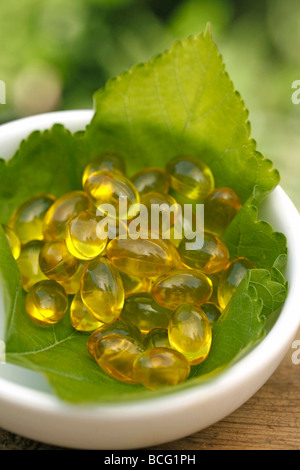 Pillen auf Blatt Stockfoto