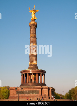 Touristen von der Sieg Spalte Siegessäule am großen Stern großer Star in Berlin Deutschland mit Fernsehturm Stockfoto