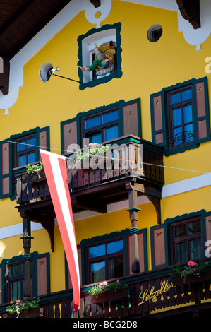 Traditionelle österreichische Gebäude, vor allem Holzkonstruktion, louvered Windows und Balkonkästen. Stockfoto