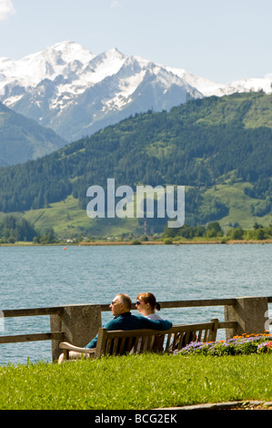 Paar zu entspannen und genießen, was einem sonnigen Frühlingstag am Ufer des Zeller am See in Zell am See bin sehen, Österreich Stockfoto
