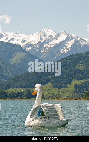 Ein großer Mann gemacht Schwan Förderung Schmitten bin Ski Resort am See in Zell am See in Österreich. Stockfoto