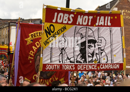 Ein "Arbeitsplätze nicht Gefängnis" Banner von South Yorskhire ist im zentralen Durham während Durham Miner Gala 2009 vorgeführt. Stockfoto