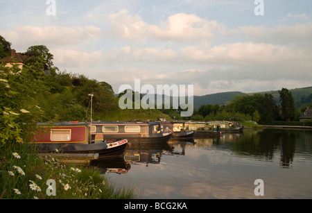 Narrowboats vertäut am Llangollen Kanal-Becken Stockfoto