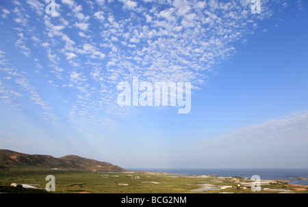Ein riesiger Himmel hängt über die Olivenhaine und Kunststoff Gewächshäuser der Falasarna Ebene auf der West Kreta an einem Sommer-morgen früh Stockfoto