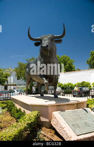 Beschreibung Ronda Stadt Statue von Bull außerhalb der ältesten Stierkampfarena in Spanien Ronda Bullring Stockfoto