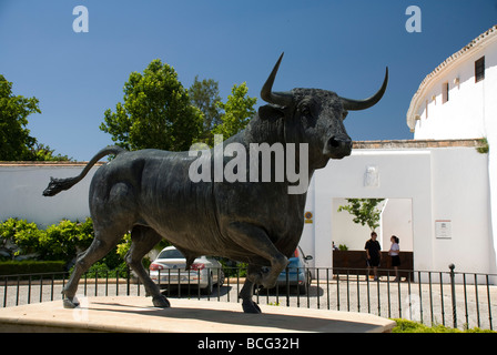 Ronda Stadt Statue von Bull außerhalb der ältesten Stierkampfarena Spaniens, Ronda Bullring Stockfoto