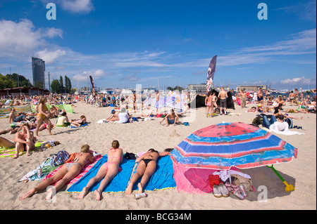 Menschen, die zum Sonnenbaden am Sandstrand Strand Ostsee Gdynia Polen Stockfoto