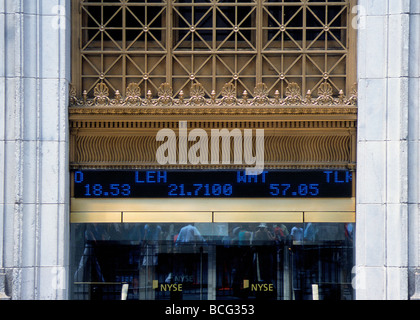 New York Stock Exchange Building, Wall Street, Financial District, Lower Manhattan. Die Aktienkurse sind über dem Eingang. Außen. Elektronisches Band. Stockfoto
