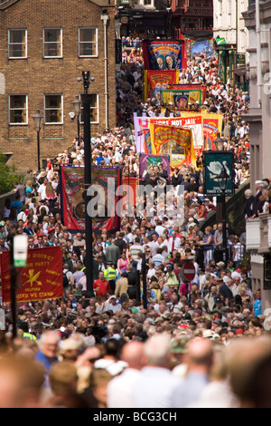 Zentralen Durham in Durham Miner Gala 2009. Lodge-Banner können auf der Straße gesehen werden. Stockfoto