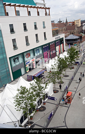 Galerie 37 Zelte der nationalen Jugend-Kunst unter Leinwand neben Birmingham Bullring in 2004 Stockfoto