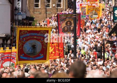 Zentralen Durham in Durham Miner Gala 2009. Lodge-Banner können auf der Straße gesehen werden. Stockfoto