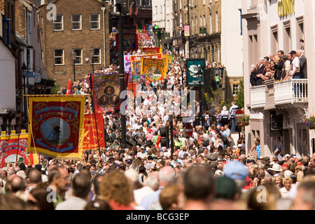 Zentralen Durham in Durham Miner Gala 2009. Lodge-Banner sind vor Würdenträger im County Hotel vorgeführt. Stockfoto