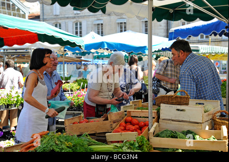 Beschäftigt Marktstände an sonnigen Tag im Markt Niort, Frankreich Stockfoto