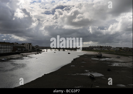 Sonnenlicht Schimmer aus dem Fluss Adur an einem stürmischen Morgen mit dramatische Wolken bei Shoreham auf dem Seeweg in Sussex UK Stockfoto