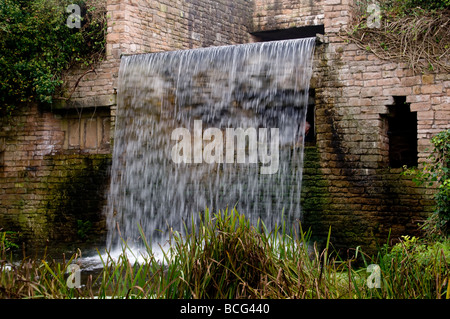 Der Mann machte Wasserfall in Newstead Abbey, dem Stammhaus von Lord Byron in Nottinghamshire, England Stockfoto