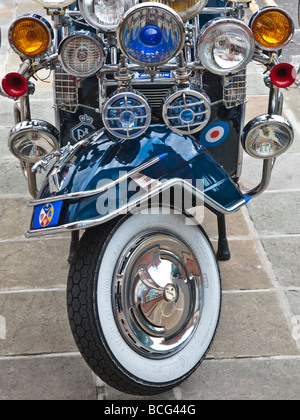 Mod-Vespa-Roller mit Chrom-Lichter und Spiegel angepasst Stockfoto