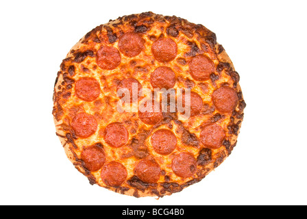 Eine ganze Peperoni-Pizza isoliert auf weißem Hintergrund Stockfoto