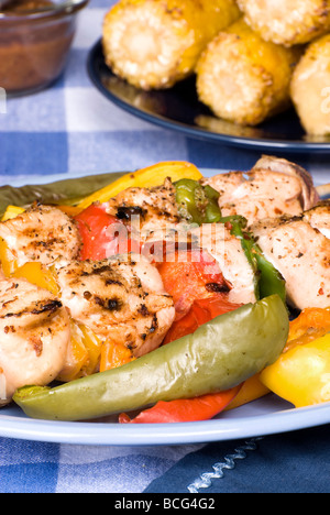 Ein gegrilltes Huhn Kebab Abendessen mit Maiskolben auf einem Picknick-Tisch Stockfoto