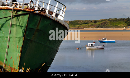 PADSTOW, CORNWALL, Großbritannien - 12. JUNI 2009: Old Rosting Ship on the River Camel at Padstow Stockfoto