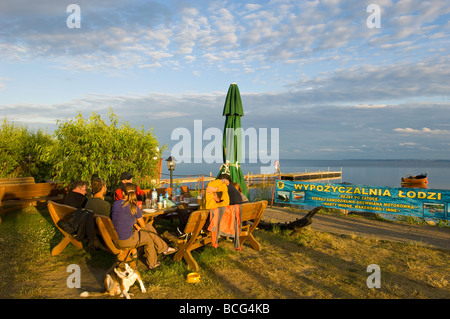 Menschen entspannen Sie sich in eine Bar mit Blick auf Puck Bucht Hel Halbinsel Ostsee Polen Stockfoto