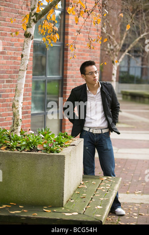 Asiatische junge Mann außerhalb in Herbstwetter Stockfoto
