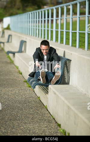 Junge asiatische Mann stretching im freien Stockfoto