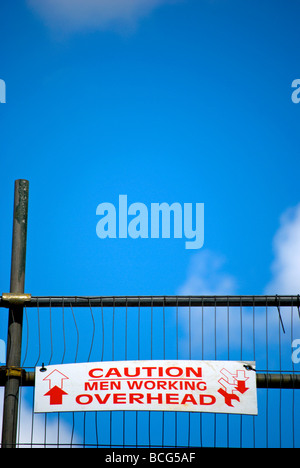 Vorsicht Männer, die über Kopf arbeiten anmelden Gerüst auf einer Baustelle in Barnes, Südwesten von London, england Stockfoto