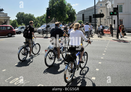 Hyde Park Corner London Gruppe von Radfahrern auf geführten Stadtrundfahrt auf grünen Radfahrer Ampel überqueren Stockfoto