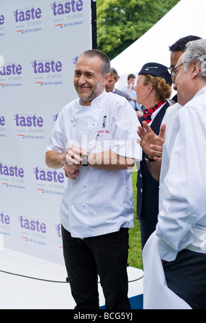 Geschmack von London, Promi Meisterkoch Michel Roux Jr. in weißen Witze mit Kollegen bei der Eröffnungsfeier der Ausstellung Stockfoto